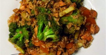Szybko i zdrowo: brązowy ryż z kurczakiem i warzywami