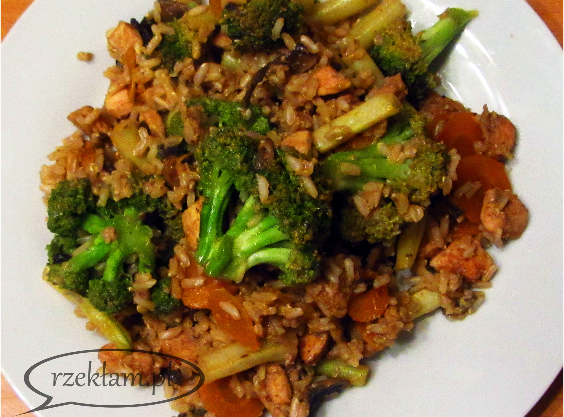 Szybko i zdrowo: brązowy ryż z kurczakiem i warzywami