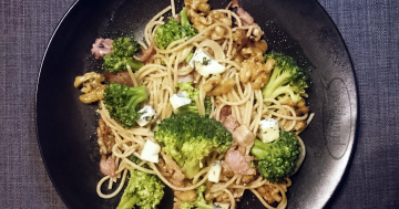 Szybki obiad: makaron z boczkiem, brokułami, orzechami i serem pleśniowym