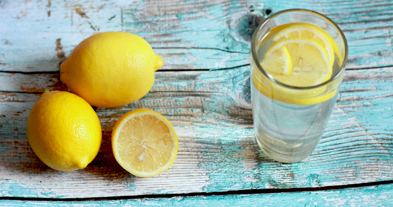 Czy picie wody z cytryną na pusty żołądek ma sens?