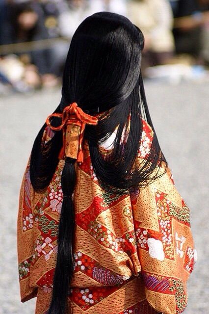 Suberakashi - styl czesania włosów popularny dla epoki Heian w Japonii